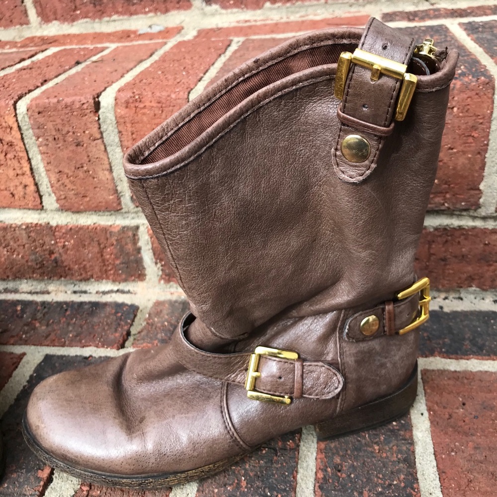 Steve Madden strapy boots in size 6. Zip in back. Leather upper